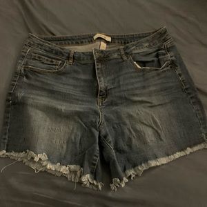 2 Pairs of woman’s shorts & 2 pair of woman’s jeans